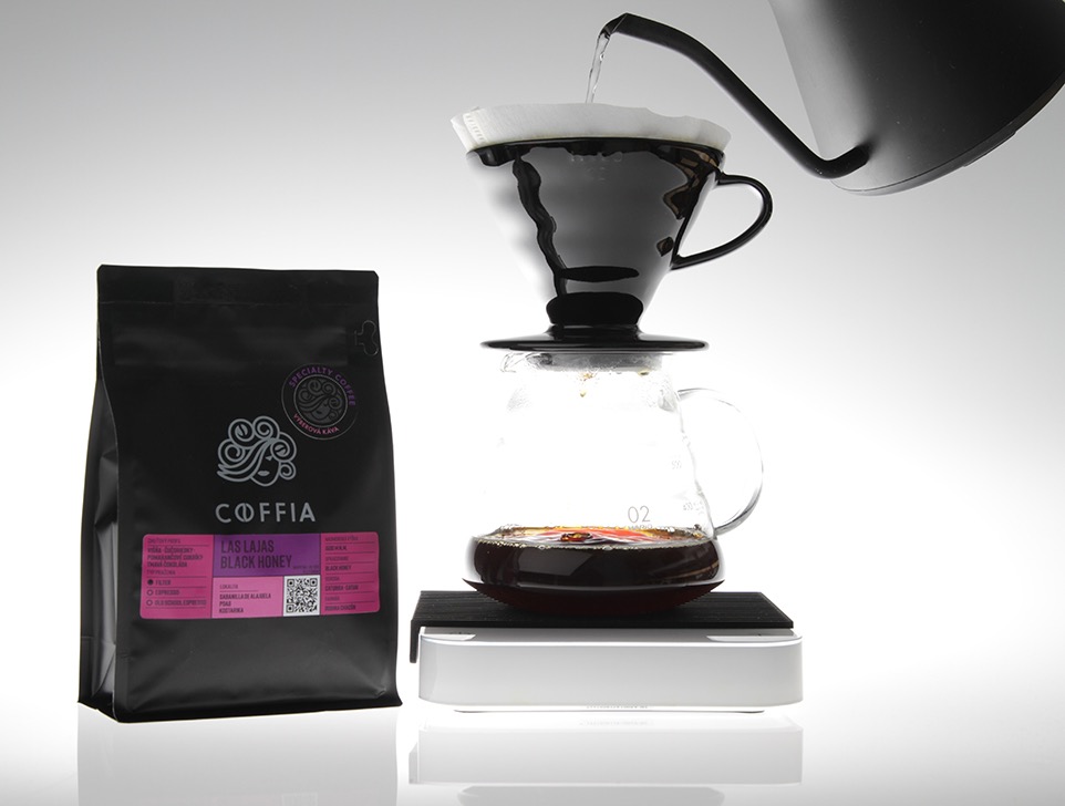 Coffia Hario v60 príprava filtrovanej kávy cez dripper. Váha acaia, káva Coffia